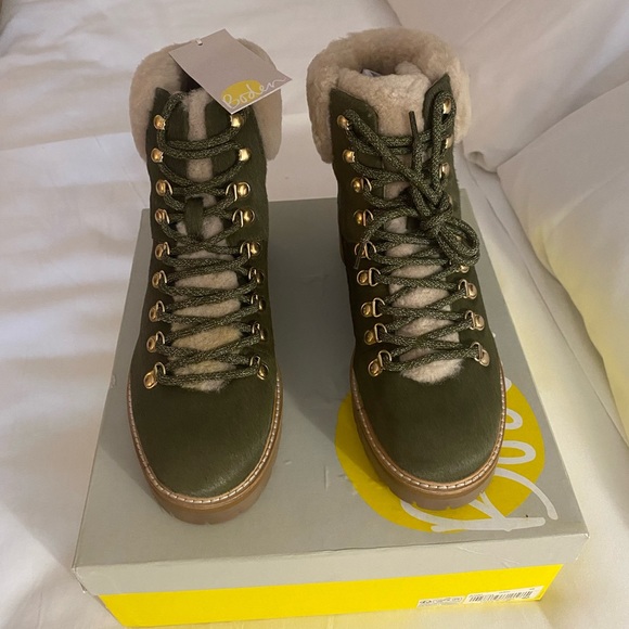 New in box, Boden Lace-up Winter Boot in Olive green ❄️ - Picture 3 of 7